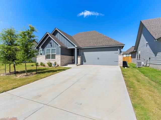 165 Hugh DR