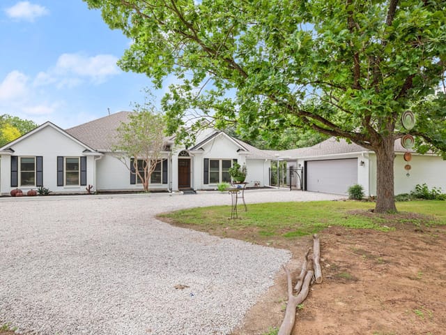 17 Lone Oak Trl