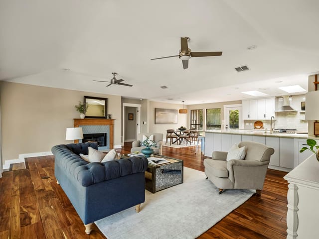 1701 Cresthaven DR
