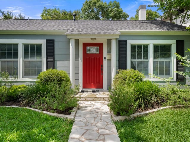 1701 W 33rd ST - front exterior - Luxury home in Brykerwoods E, Austin, TX