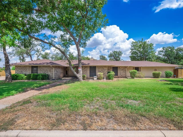 1702 Lone Oak DR
