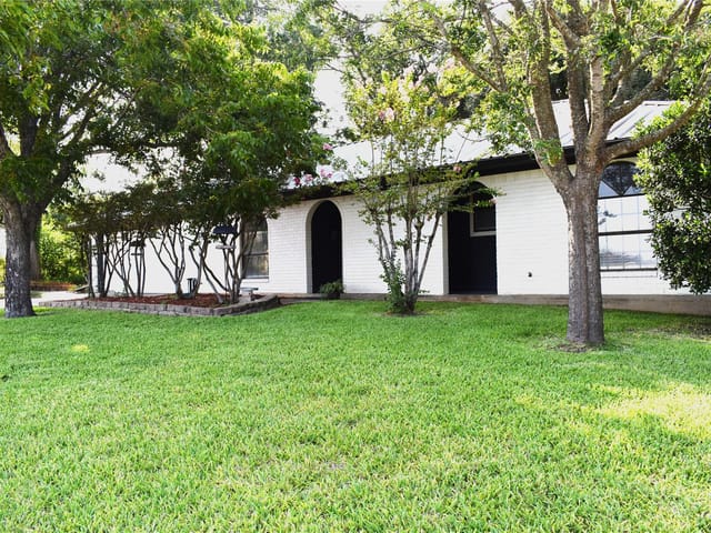 1702 Pecos Ave