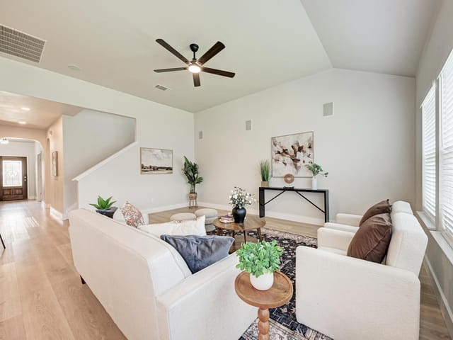 1704 Stonehaven LN