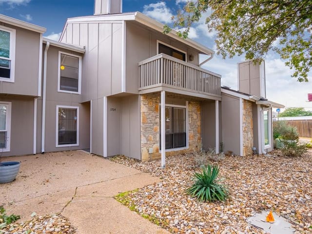 1704 TIMBERWOOD Dr