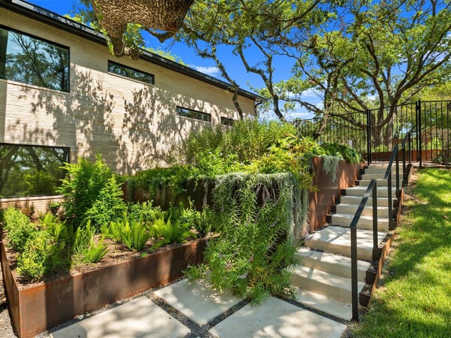 1704 Trevino Dr