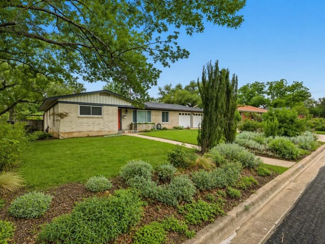 1705 Cloverleaf DR