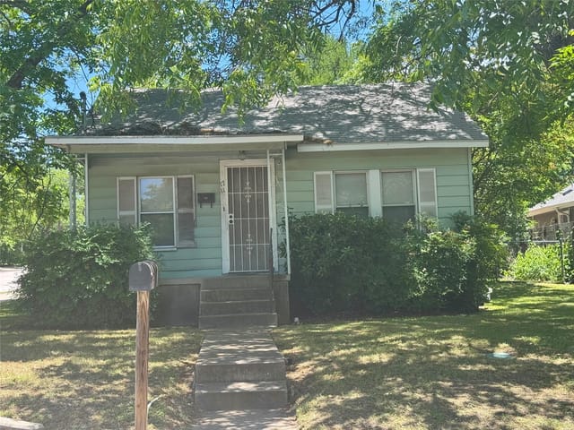 1711 Singleton Ave