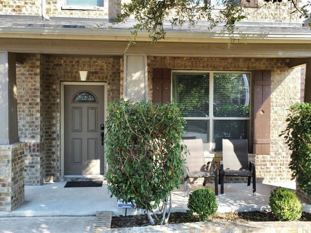 1712 Uhland DR
