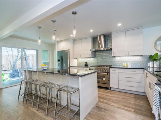 1720 W 10th ST