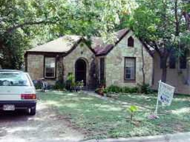 1740 DEXTER St