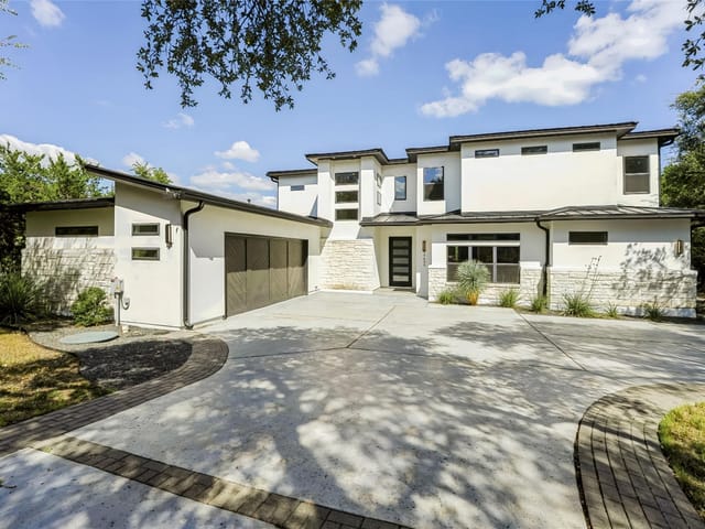17600 Regatta View DR - property photo 1 - Luxury home in Jonestown, TX