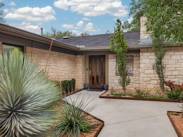 View 18 Sundown PKWY in Westlake Oaks 18 Sundown PKWY - front exterior - Luxury home in Westlake Oaks, Austin, TX