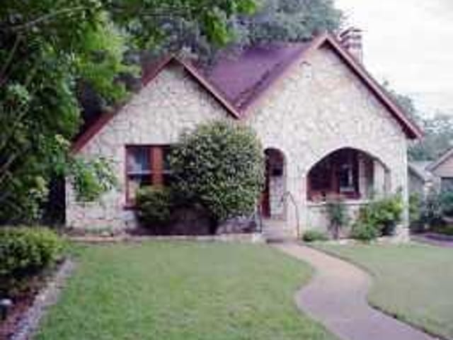 1802 TRAVIS HEIGHTS BLVD