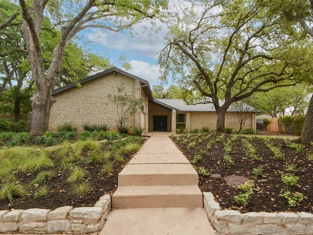 1805 Cresthaven Dr