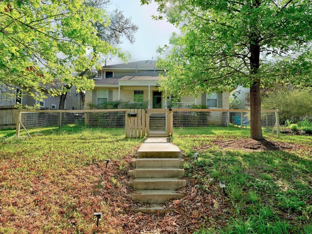 1809 W 39th ST Unit #A/B