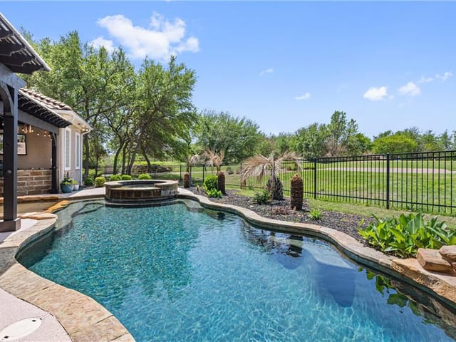 1812 Lakecliff Hills Ln