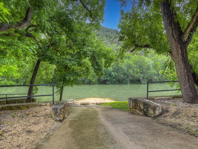 186 River Villas CT