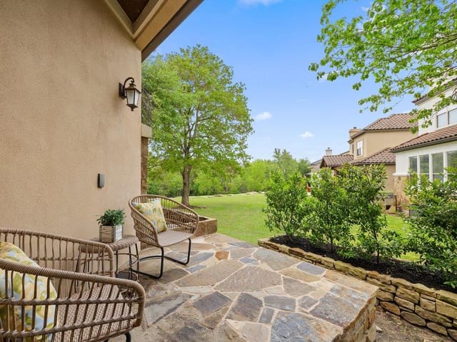 19 Chandon LN