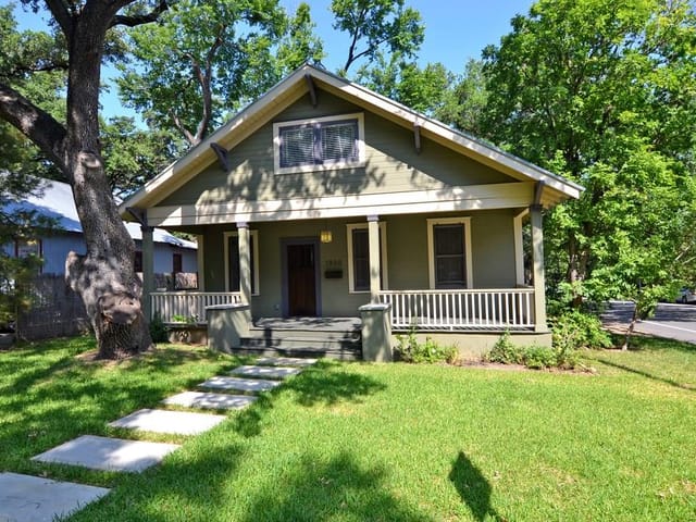 1900 Eva St