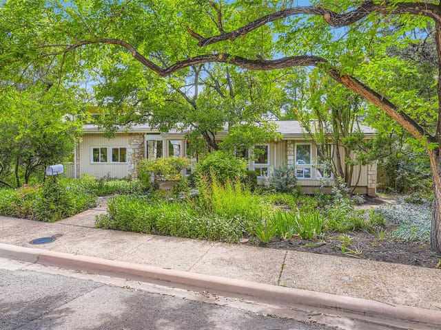 1901 Cresthaven Dr