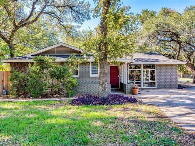 1907 Forestglade Dr