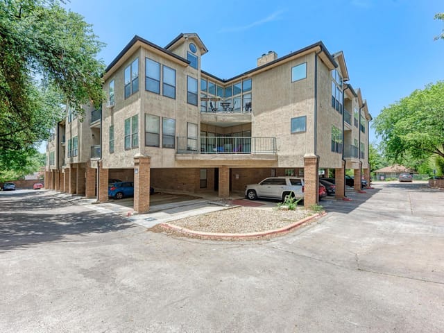 1910 ROBBINS Pl Unit #205