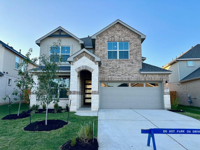 1913 Crooked Creek St