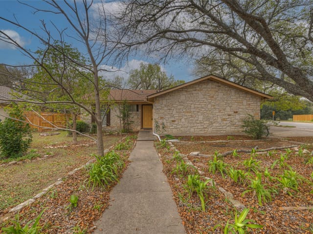 1935  Lisa Ln