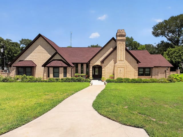 1950 Country Club RD