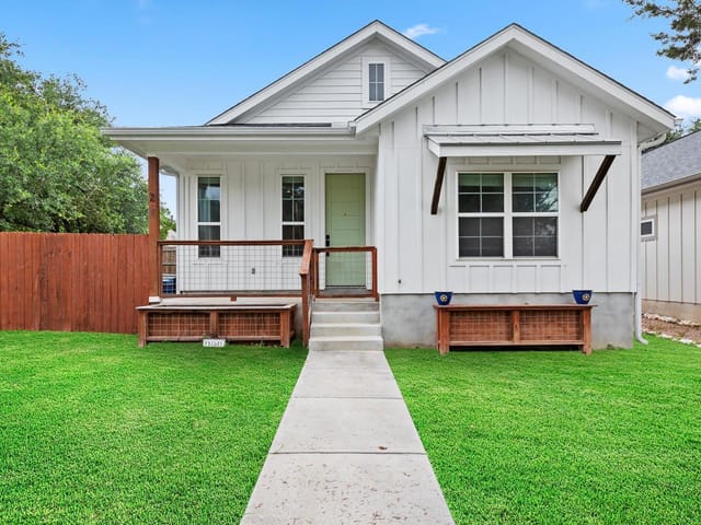 2 Stone Creek CIR