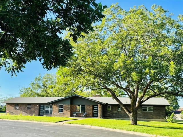 200  Corder Ln  