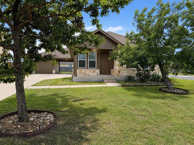 200 McCoy LN