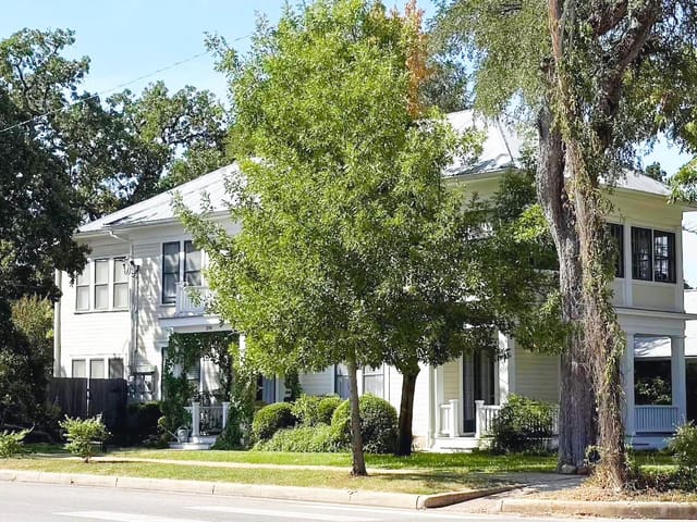 View 200 W 40th ST in Hyde Park Add 02 200 W 40th ST - property photo 1 - Luxury home in Hyde Park Add 02, Austin, TX