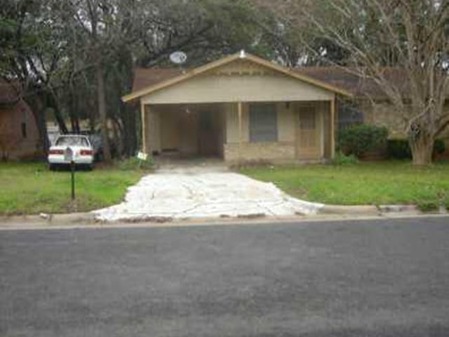 200 White Oak DR