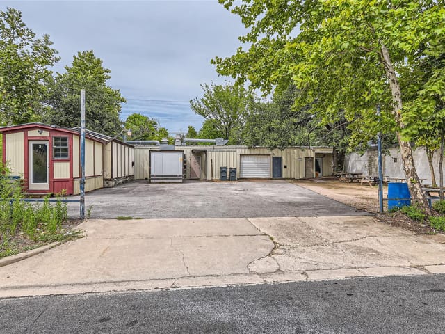 2002 Southern Oaks Dr