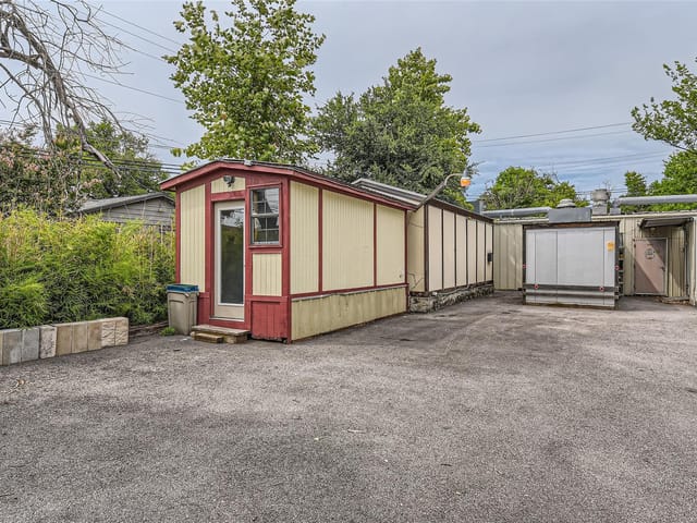 2002 Southern Oaks Dr Unit #1