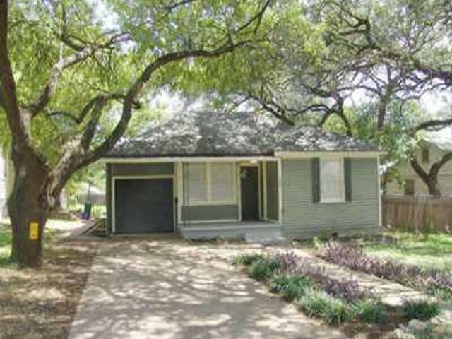 2004 La Casa Dr