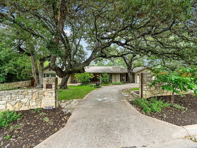 2004 Matthews Dr