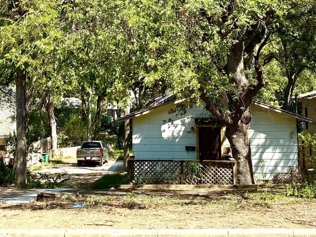 2005 Sharon Ln
