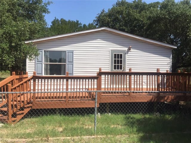 201 Cowboy LN
