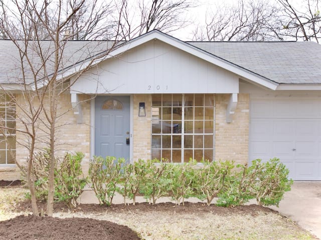 201 E Longspur Blvd