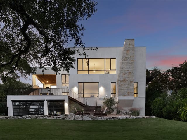 2011 Westlake DR