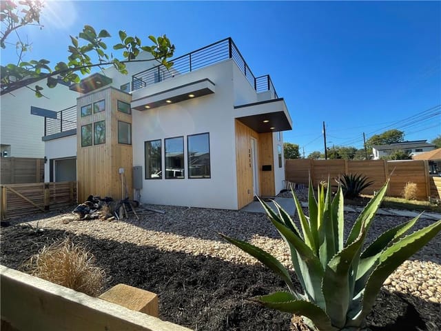 2015 E 10th St