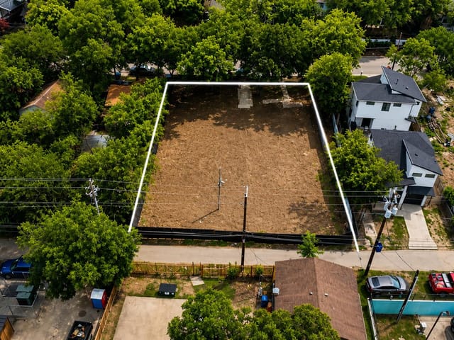 2017 E 8th ST