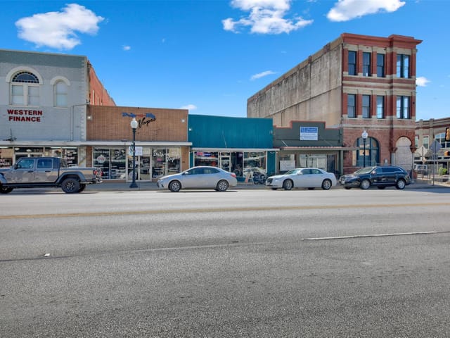 202 N Main St N