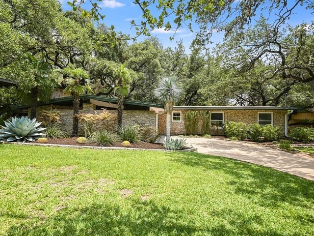202 W West Spring Dr