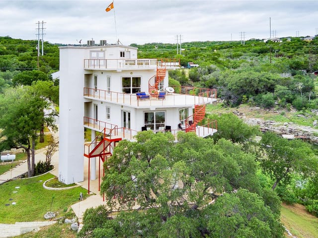 View 20202 Barnett Glenn RD 20202 Barnett Glenn RD - property photo 1 - Luxury home in Spicewood, TX