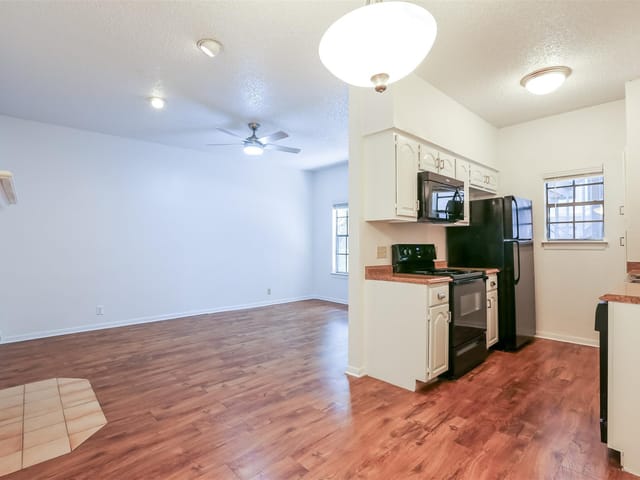 203 E 31st St Unit #202