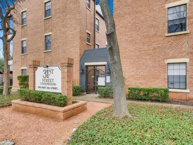 203 E 31st St Unit #204
