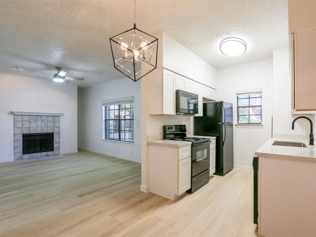 203 E 31st St Unit #206
